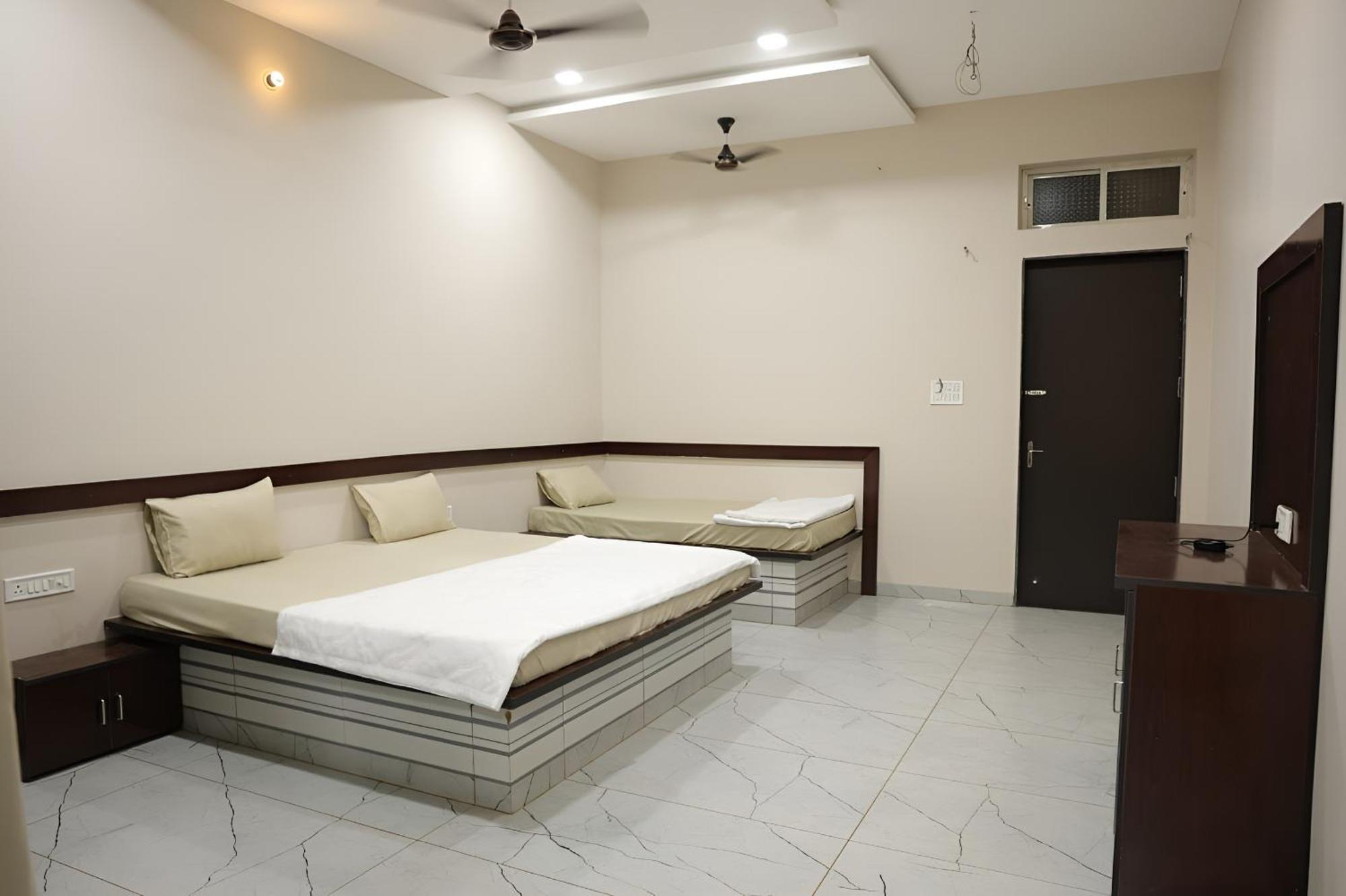 Navkar Palace Hotel & Resort, Sanawad ภายนอก รูปภาพ