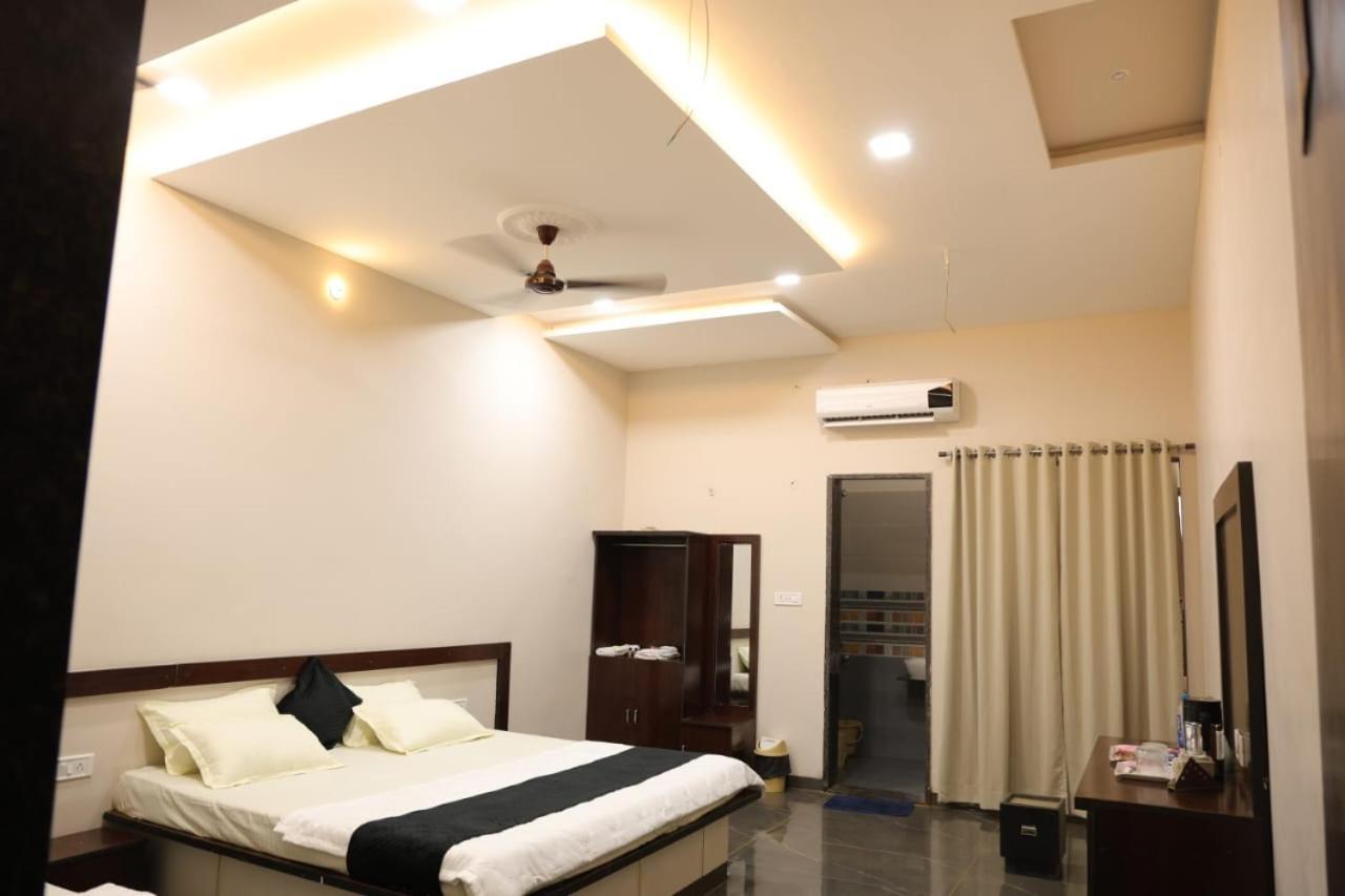 Navkar Palace Hotel & Resort, Sanawad ภายนอก รูปภาพ