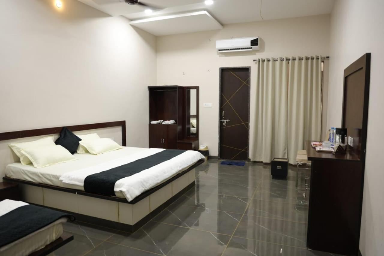 Navkar Palace Hotel & Resort, Sanawad ภายนอก รูปภาพ