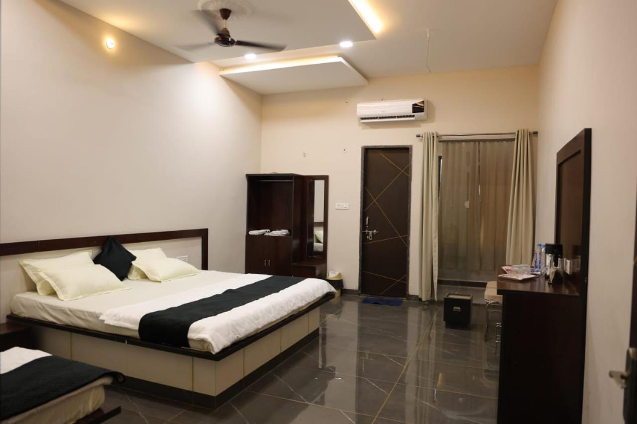 Navkar Palace Hotel & Resort, Sanawad ภายนอก รูปภาพ